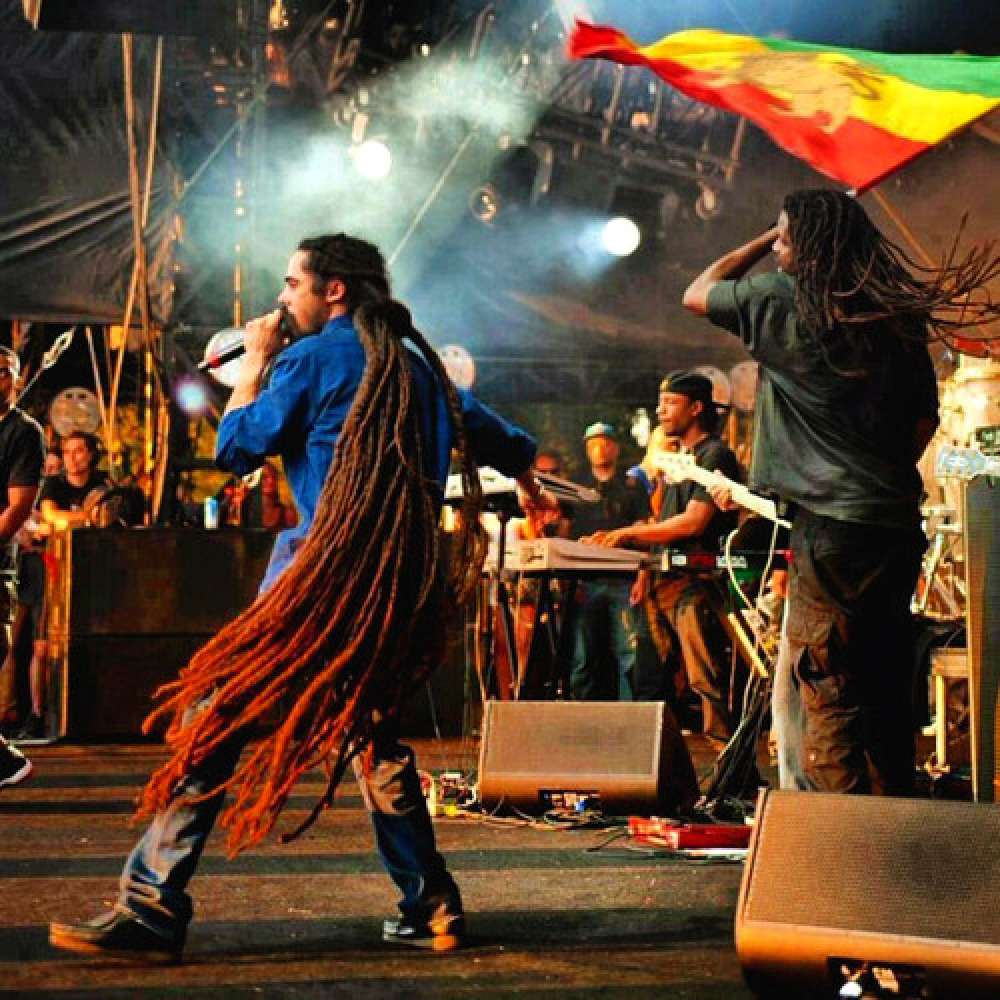 Русское регги слушать. Ямайский музыкант Боб Марли. Рэгги, Ямайка музыкант. Дэмиан Марли музыкант. Боб Марли на концерте.